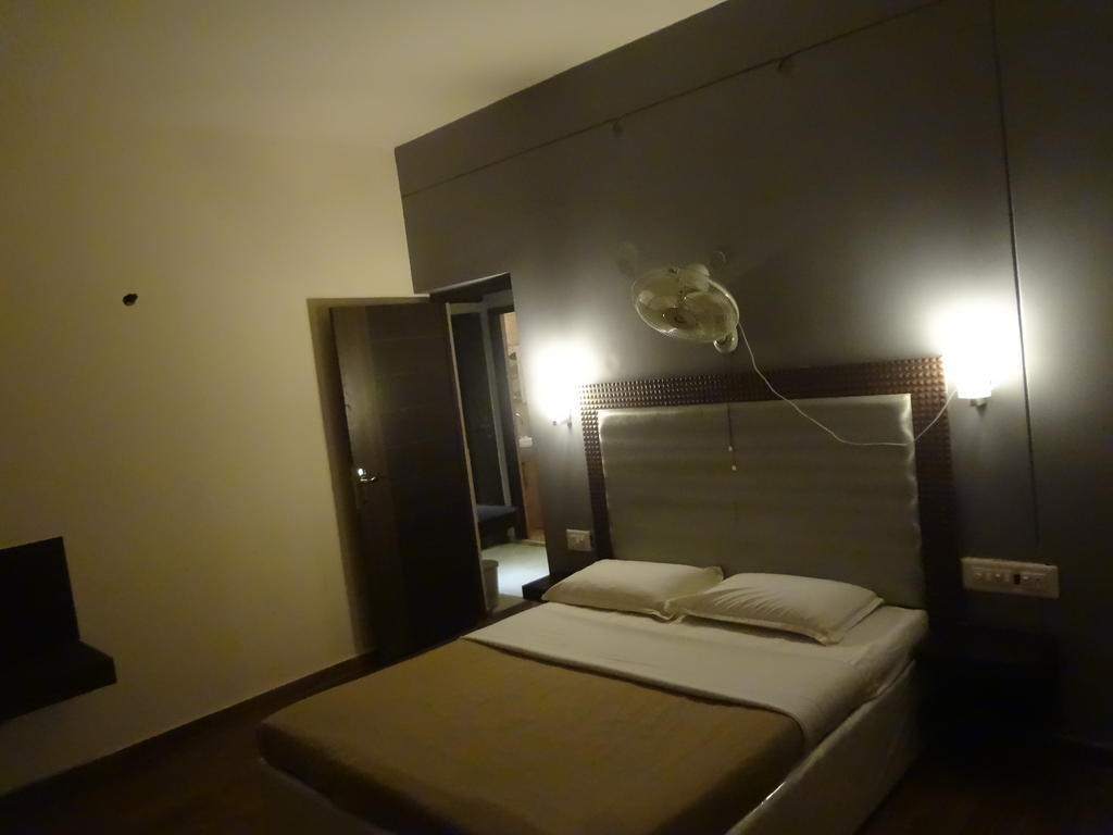 Hotel New Rajdarshan マディケーリ エクステリア 写真